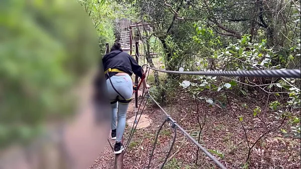 Sexo lésbico al aire libre después de una dosis de adrenalina.