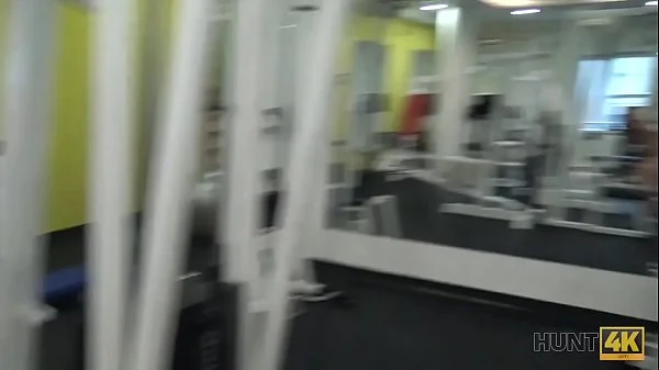 HUNT4K. La ingenua conejita de gimnasio tiene sexo con un hombre rico