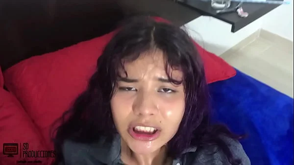 Entro a la casa y encuentro a mi hermanastra bien cachonda y me la follo PARTE 1