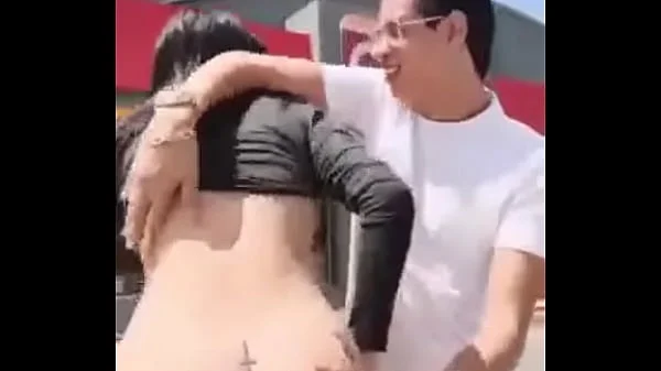 Novinha tarada em público